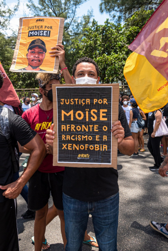 No Rio de Janeiro, manifestante cobra o fim do racismo e da xenofobia após a morte de congolês Moïse Kabagambe 