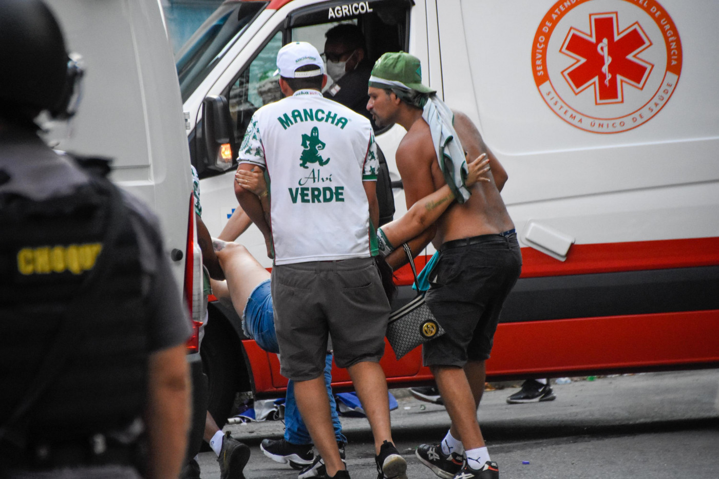 Torcedores carregam companheiro baleado para ambulância