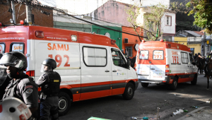 Duas ambulâncias saindo após confronto da torcida do Palmeiras em frente ao Allianz Parque