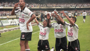 Dinei (esquerda), do Corinthians comemora gol marcado pelo colega Marcelinho, o segundo durante a partida contra o Cruzeiro, válida pela final do Campeonato Brasileiro de 1998 no estádio do Morumbi, na capital paulista