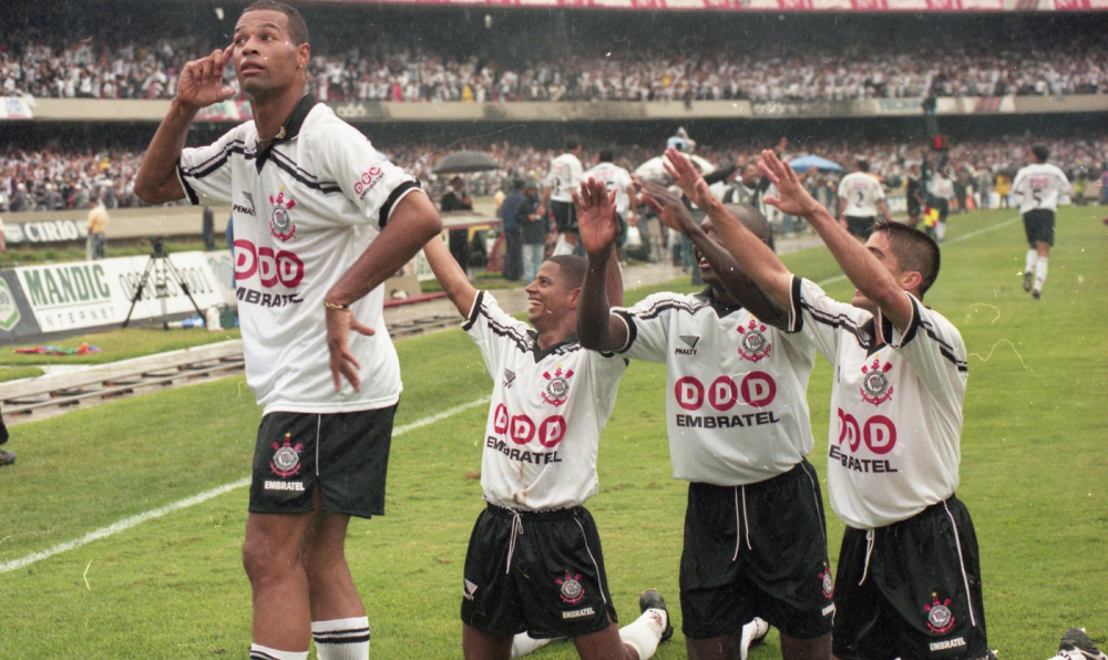 Dinei (esquerda), do Corinthians comemora gol marcado pelo colega Marcelinho, o segundo durante a partida contra o Cruzeiro, válida pela final do Campeonato Brasileiro de 1998 no estádio do Morumbi, na capital paulista