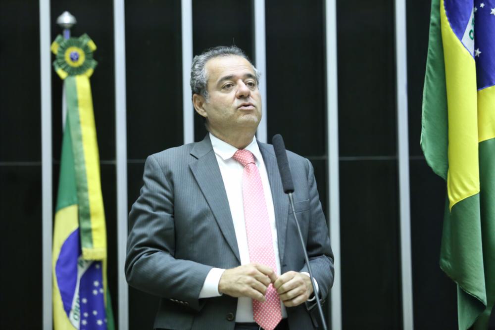 Deputado federal Danilo Cabral em plenário da Câmara dos Deputados