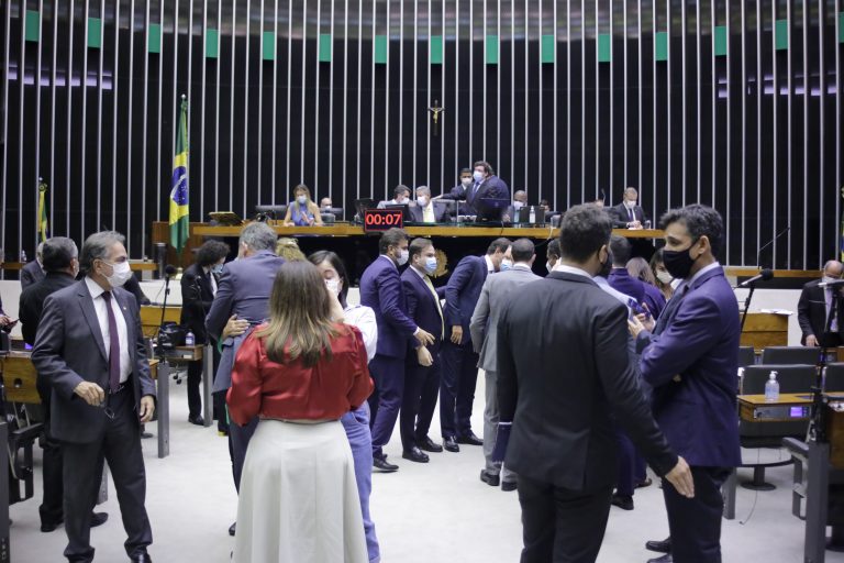 Deputados conversam no Plenário da Câmara