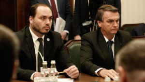 Carlos Bolsonaro e Jair Bolsonaro em reunião com empresários na Rússia