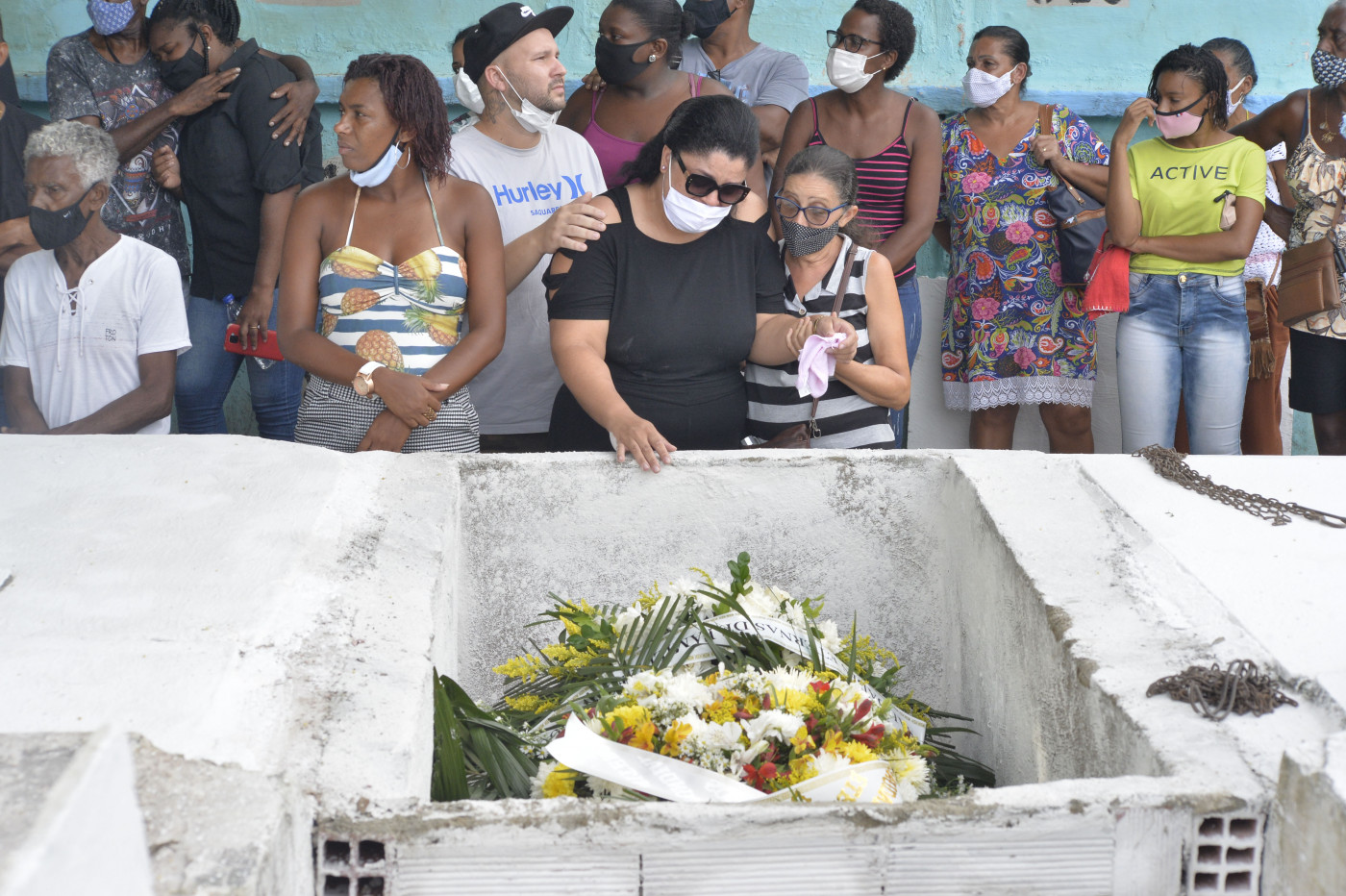 Vipuva de Durval Teófilo Filho chora em frente ao caixão do marido