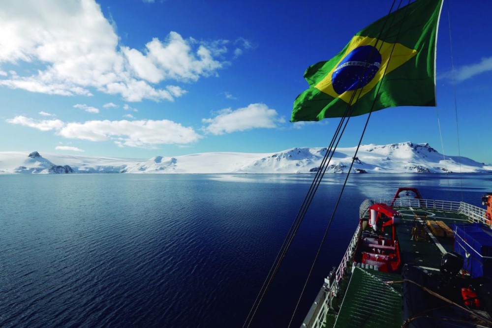 Embarcação com a bandeira do Brasil se aproxima da Antártica