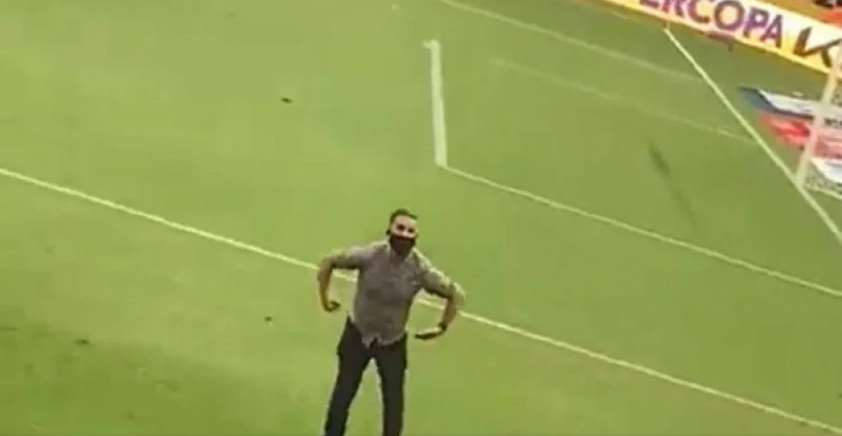 Homem faz gesto racista após título do Atlético-MG sobre o Flamengo
