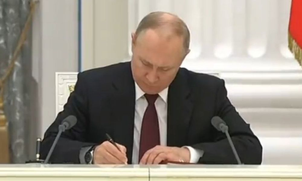 Putin reconhece regiões separatistas