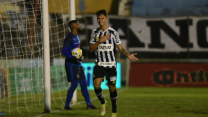 Vinícius Zanocelo comemora gol pelo Santos na Copa do Brasil