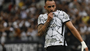 Renato Augusto beija o escudo do Corinthians na camisa em comemoração de gol