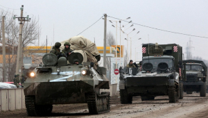 Tanques de guerra russos avançam sobre a Ucrânia