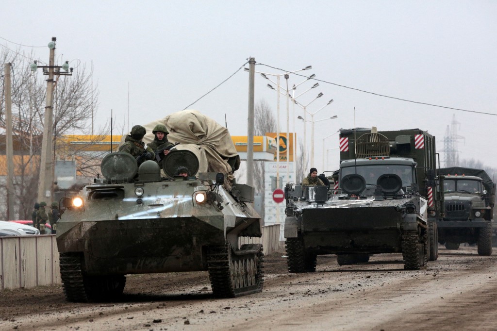 Tanques de guerra russos avançam sobre a Ucrânia