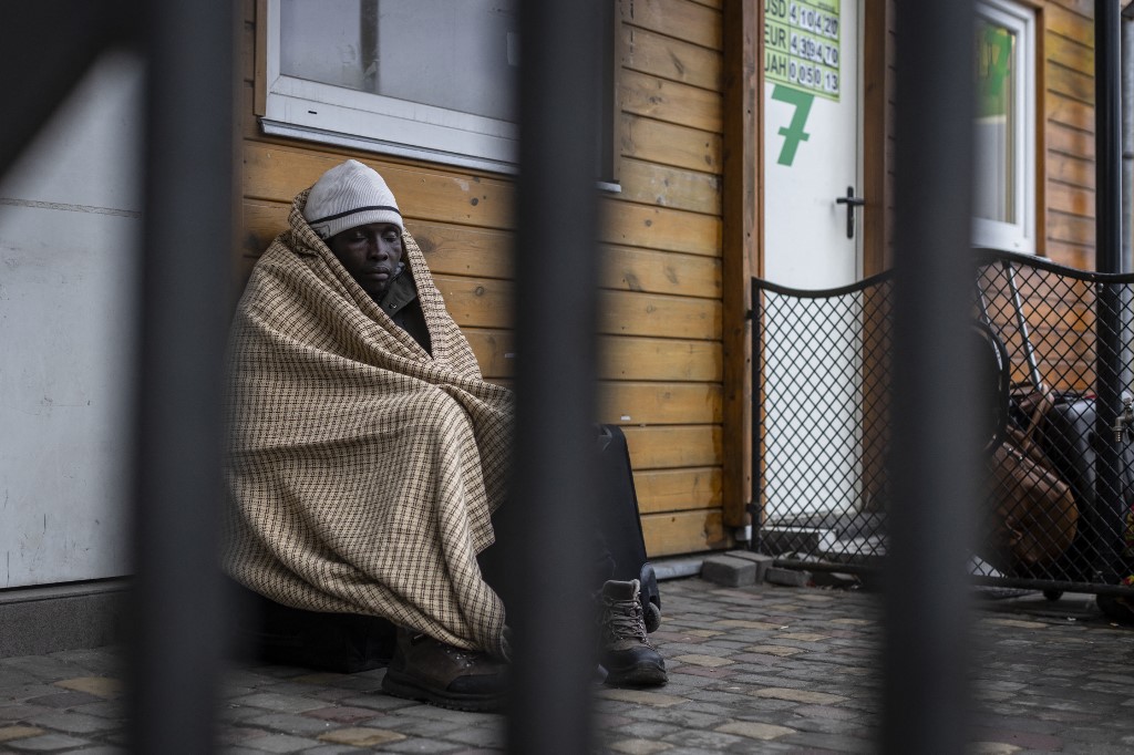 Imigrante africano próximo à fronteira entre Ucrânia e Polônia