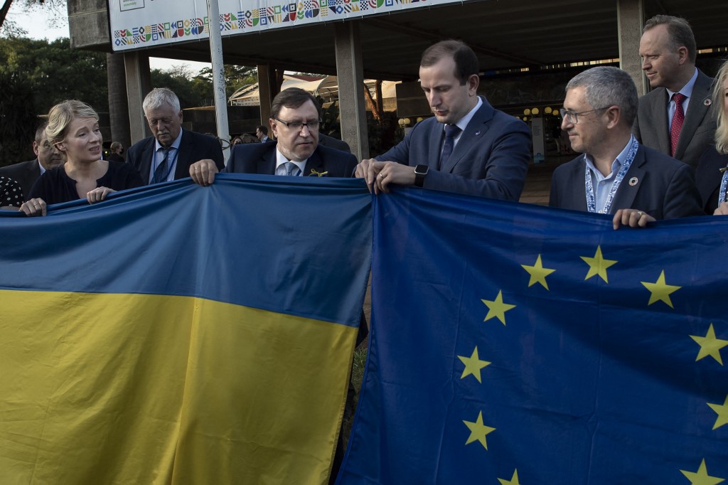 Delegados da Assembleia das Nações Unidas demonstram solidariedade à Ucrânia