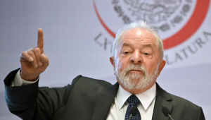 O ex-presidente brasileiro (2003-2011) Luiz Inácio Lula da Silva gesticula enquanto fala durante um fórum no Senado mexicano na Cidade do México