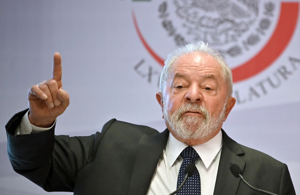 O ex-presidente brasileiro (2003-2011) Luiz Inácio Lula da Silva gesticula enquanto fala durante um fórum no Senado mexicano na Cidade do México