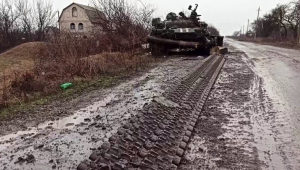 Tanque do exército ucraniano destruído no assentamento de Gnutovo, nos arredores de Mariupol