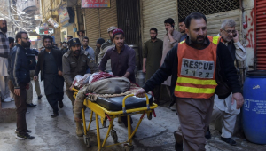 Equipe de resgate retira corpo de vítima de explosão em mesquita em Peshawar, no Paquistão