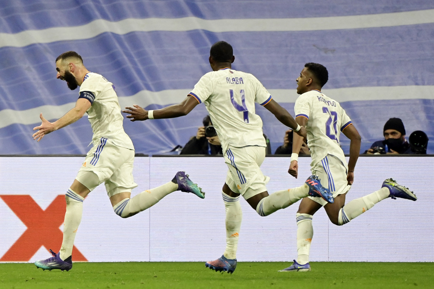 Jogadores do Real Madrid comemoram gol contra PSG na Liga dos Campeões