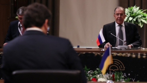 Sergey Lavrov e Mytro Kuleba, ministros russo e ucraniano das Relações Exteriores