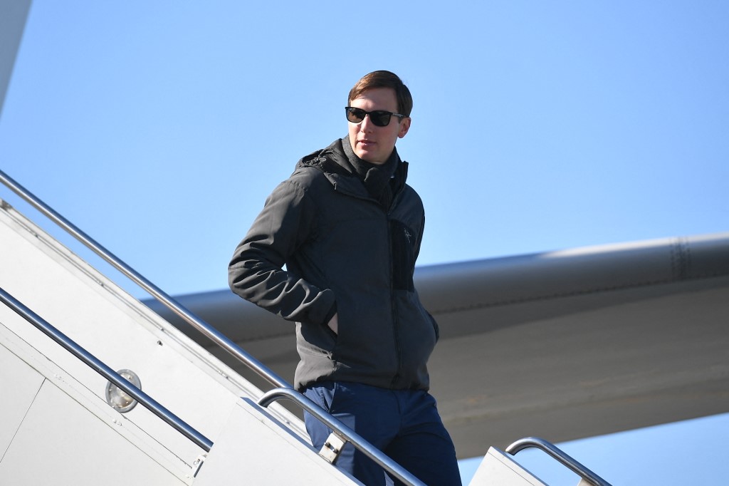 Jared Kushner em escada para saída de avião