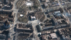 Área de teatro em Mariupol bombardeada por russos