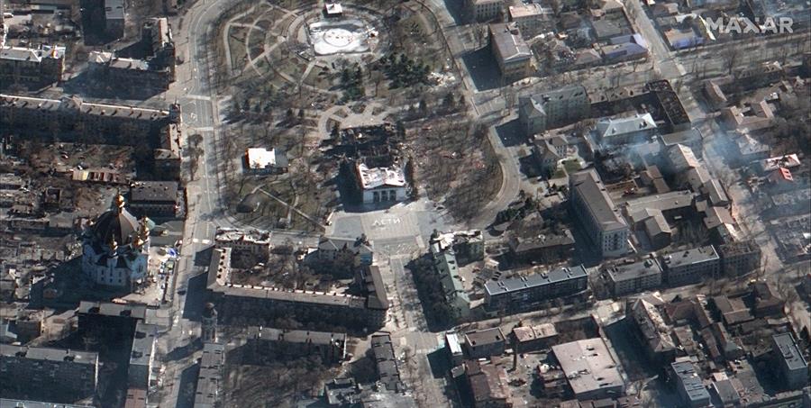 Área de teatro em Mariupol bombardeada por russos