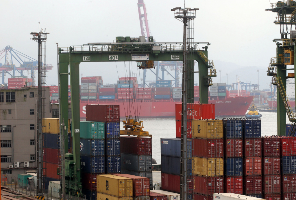 Superávit comercial do Brasil sobe para US$ 2,8 bilhões em fevereiro, mas exportações e importações têm queda