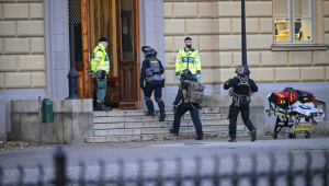 Policiais entram em prédio de escola na Suécia