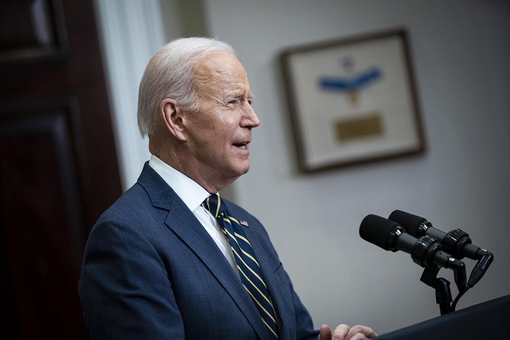 Visto de perfil, o presidente dos EUA, Joe Biden, fala na Sala Roosevelt da Casa Branca em Washington