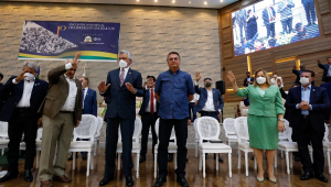 O presidente Jair Bolsonaro, de calça preta e camisa azul escura, ao lado de líderes evangélicos em culto em Goiás