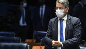 Alessandro Vieira repudia falas de Barroso sobre as Forças Armadas: 'Erro muito grave'