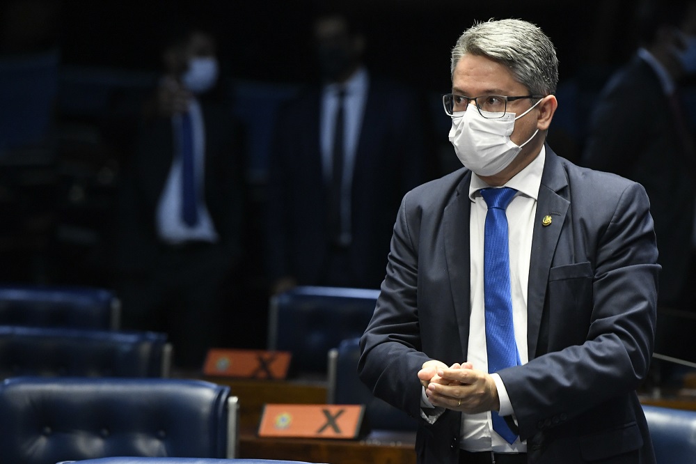 No plenário do Senado, Alessandro Viera de máscara, terno e gravata e com as mãos entrelaçadas