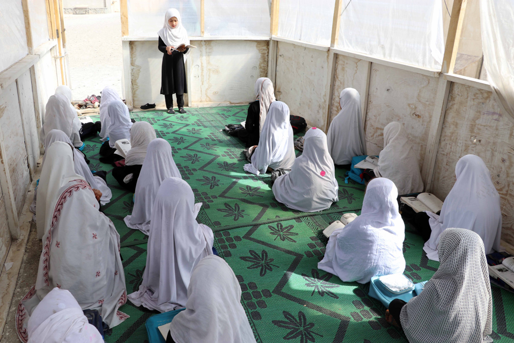 Alunas assistem aula no Afeganistão