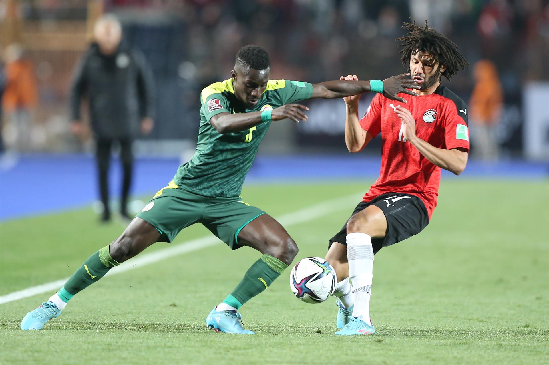 Jogadores de Senegal e Egito disputando uma vaga na Copa do Mundo