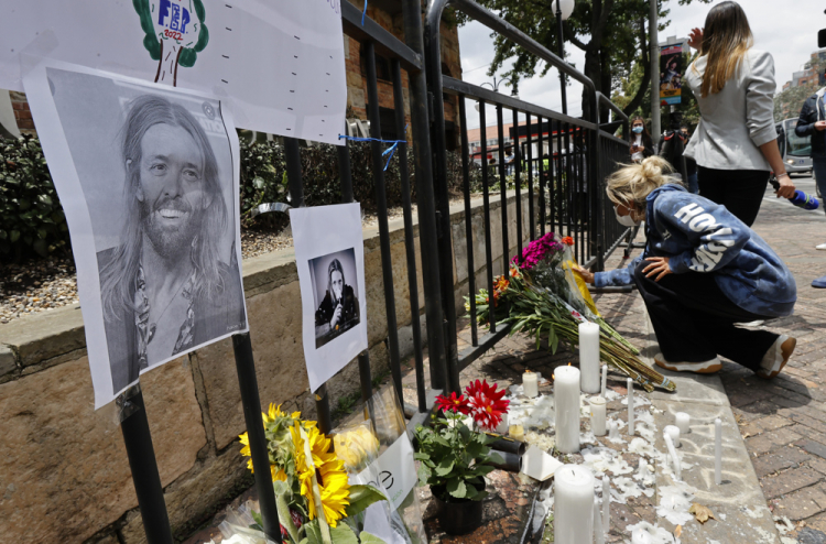Seguidores de Taylor Hawkins lo homenajean en emotiva despedida en Bogotá