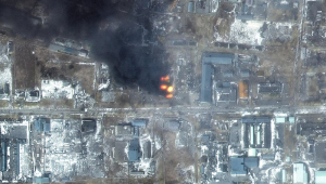 imagem de satélite multiespectral disponibilizada pela Maxar Technologies mostra incêndios na área industrial, distrito de Primorskyi de Mariupol