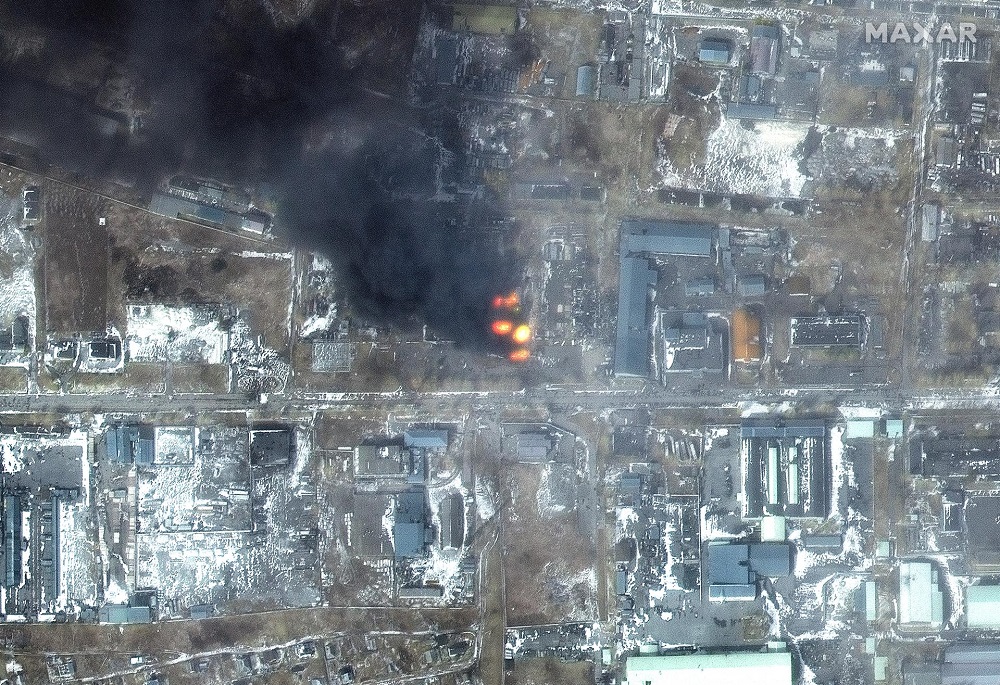 imagem de satélite multiespectral disponibilizada pela Maxar Technologies mostra incêndios na área industrial, distrito de Primorskyi de Mariupol