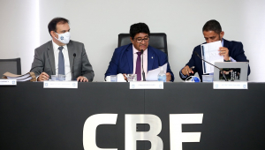 Ednaldo Rodrigues (ao centro) será o presidente da CBF para os próximos quatro anos