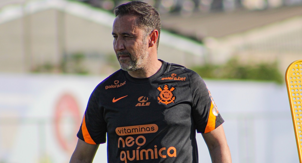Vitor Pereira durante treinamento do Corinthians