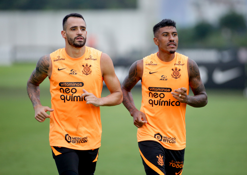Renato Augusto e Paulinho durante treino físico no Corinthians