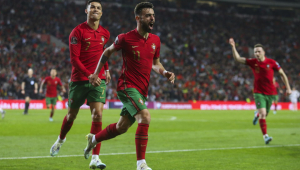 Bruno Fernandes comemora gol marcado por Portugal contra a Macedônia
