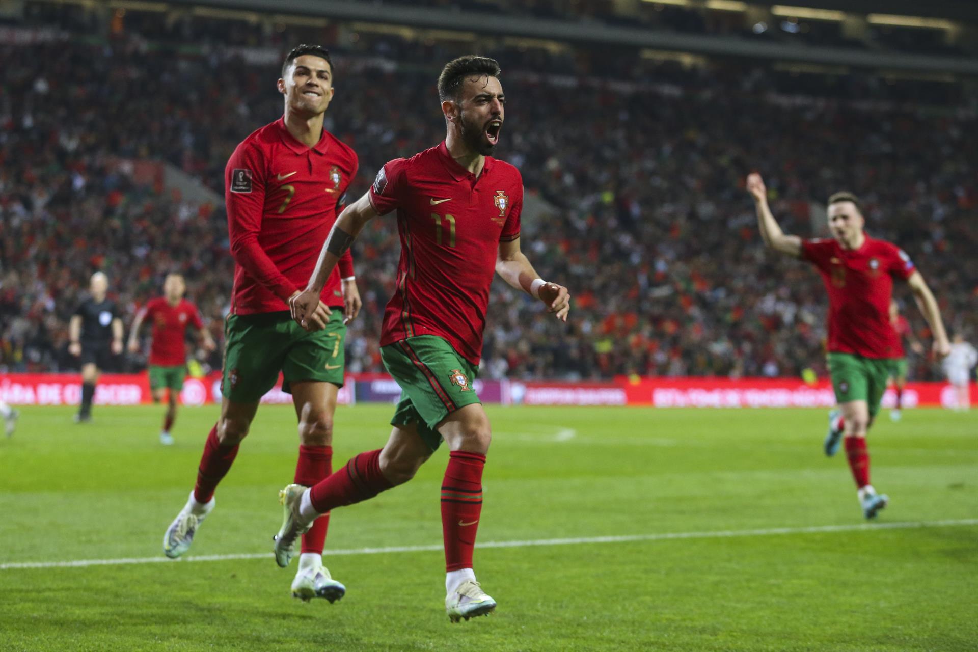 Bruno Fernandes comemora gol marcado por Portugal contra a Macedônia