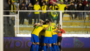 Jogadores do Brasil se abraçam durante vitória contra a Bolívia