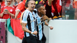 Jogadores do Grêmio comemoram gol em jogo contra o Internacional
