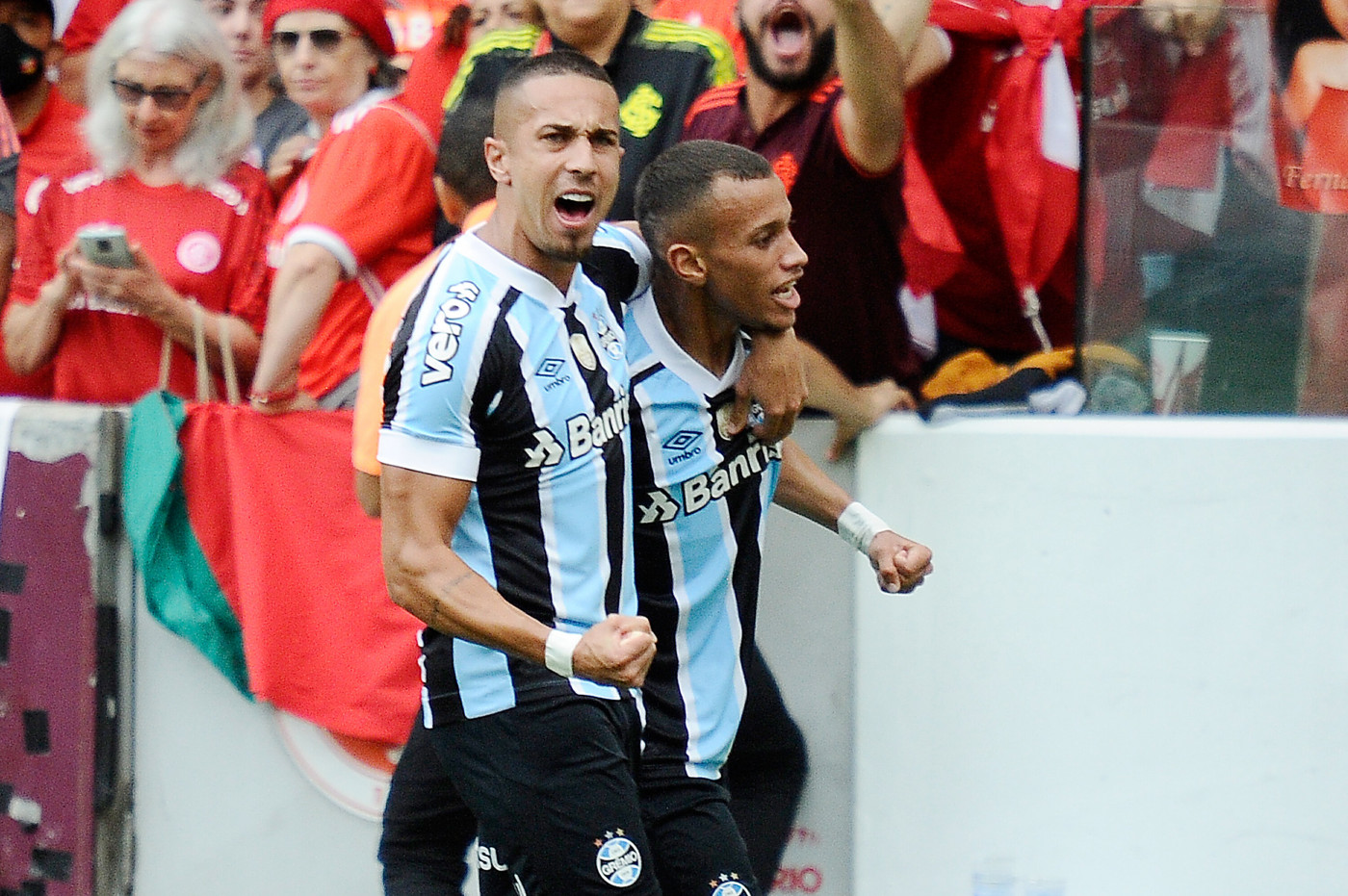 Jogadores do Grêmio comemoram gol em jogo contra o Internacional