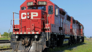 Trem vermelho da Canadian Pacific, com as inicias CP na frente, em branco, sob trilho