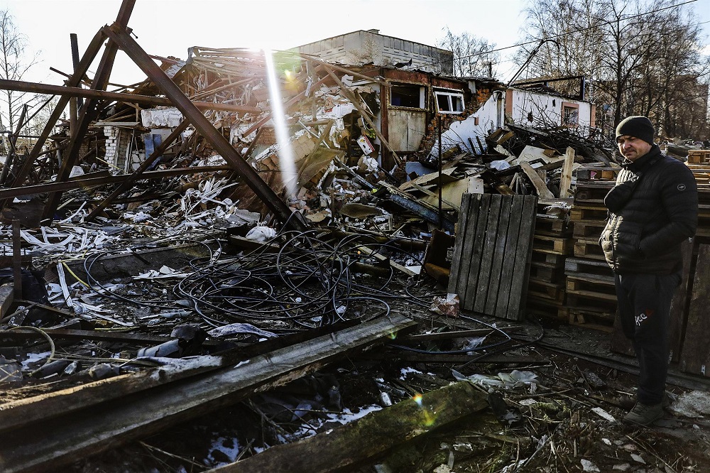 Uma pilha de destruição deixada após um bombardeio de um mercado