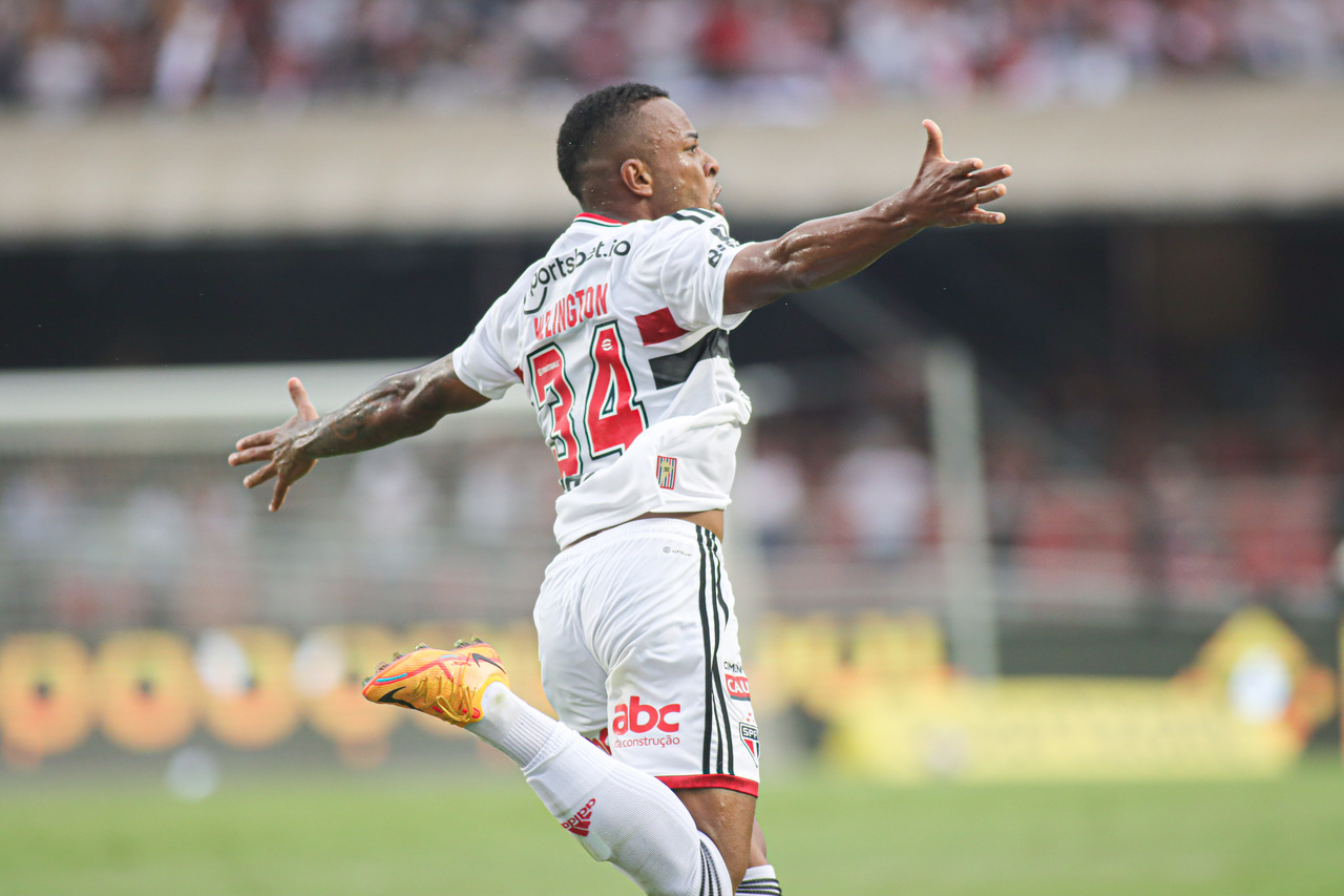 Welington do São Paulo comemora o seu gol,durante a partida entre São Paulo e Corinthians, pelas semifinais do Campeonato Paulista