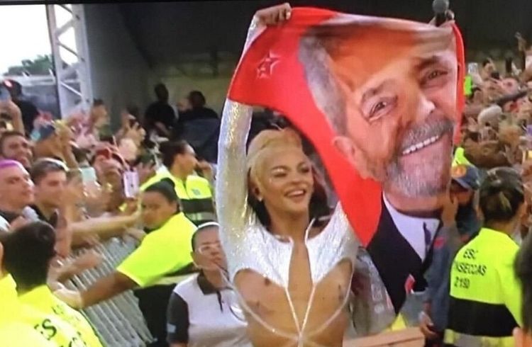 Pabllo Vittar no Lollapalooza segurança uma bandeira com o rosto de Lula